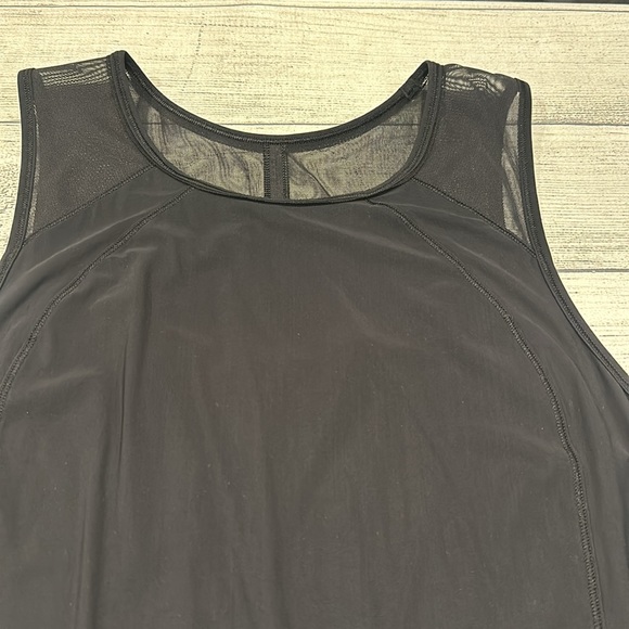 🍋Women’s Lululemon tank with mesh detail PTP approx 18.5” 🍋 - Picture 2 of 14